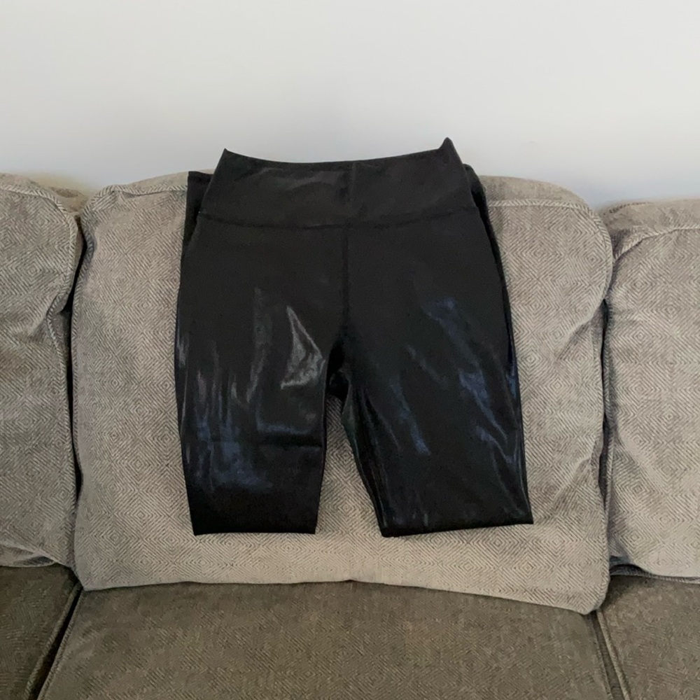 Fabletics High Waisted Foil Black Wet look Leggings size small pre owned USED